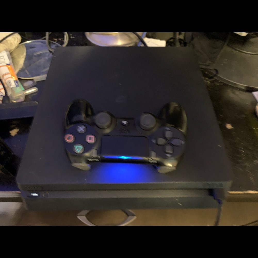 Ps4 Pro - Picture 2 of 5